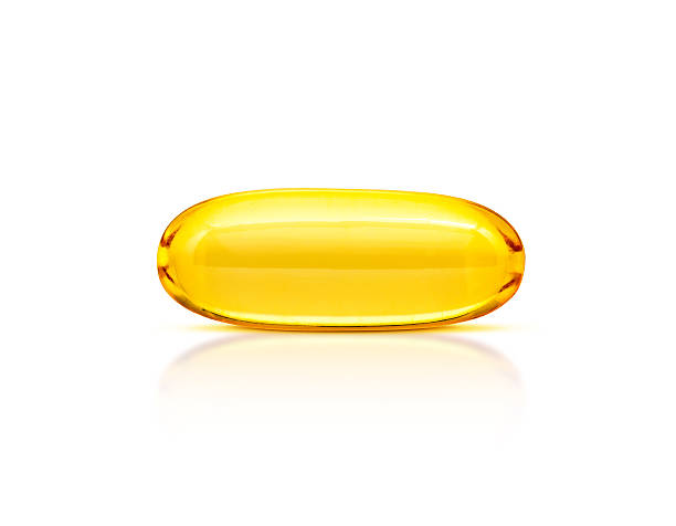 óleo de peixe complementar cápsula isolado no fundo branco - vitamin e capsule vitamin pill cod liver oil - fotografias e filmes do acervo
