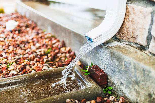 water turned to ice in down spout - çatı oluğu stok fotoğraflar ve resimler