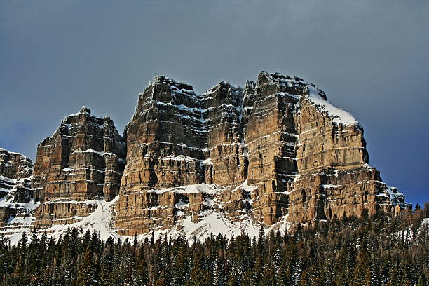 breccia пик и скалы в brooding winter вид�ом - wind стоковые фото и изображения