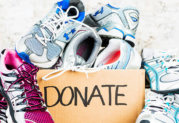 utilizar calzado listo para la donación de tenis - multi colored sports shoe horizontal editorial fotografías e imágenes de stock