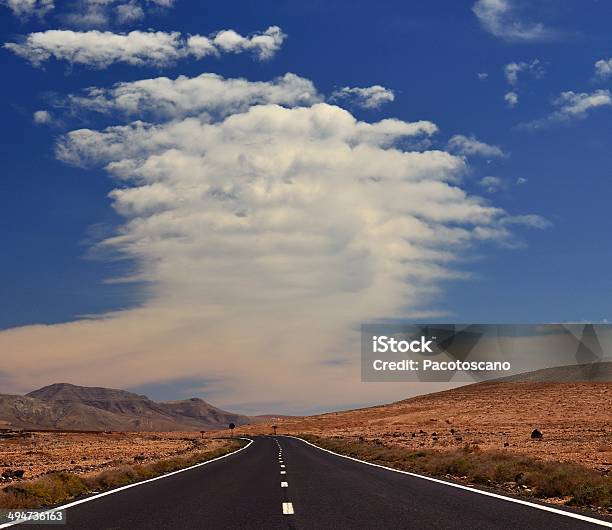 Photo libre de droit de Paysage De La Route Avec Nuages Unique Fuerteventura Canary Islands banque d'images et plus d'images libres de droit de Horizontal