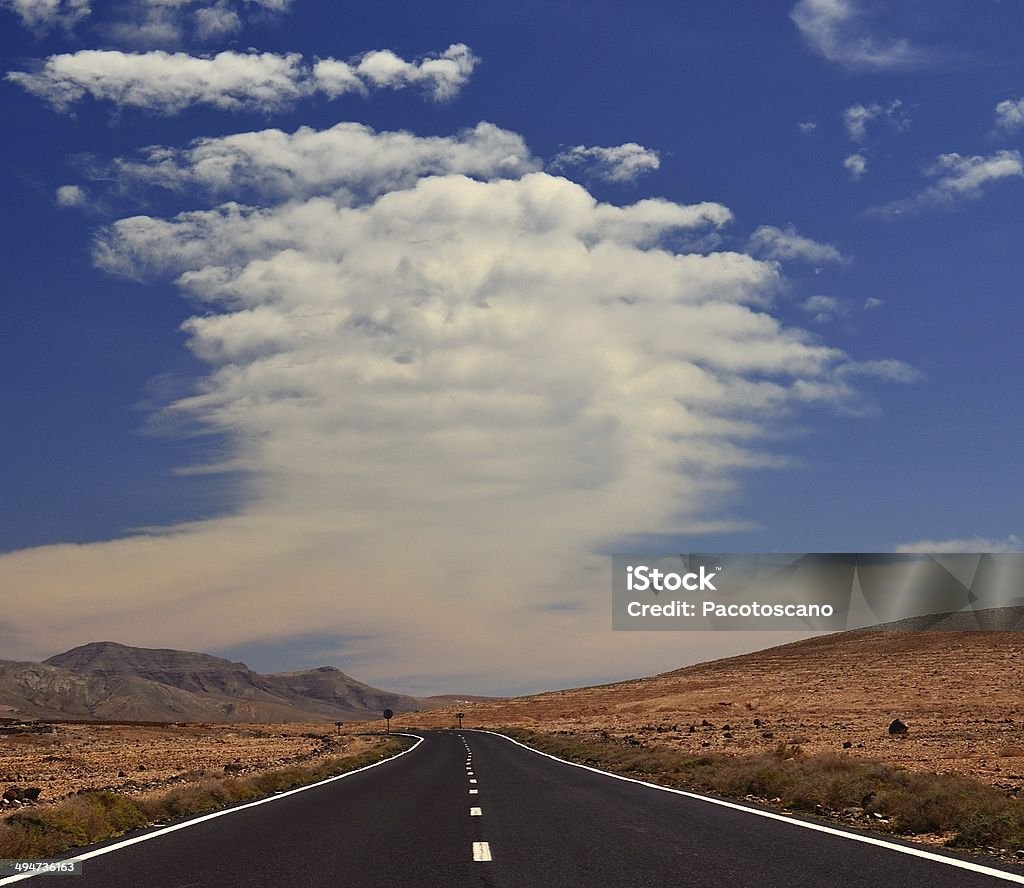 Paisagem de estrada com nuvem singular, Fuerteventura, Ilhas Canárias - Foto de stock de Fotografia - Imagem royalty-free