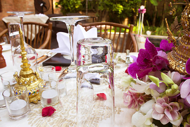 glas wasser auf luxus tisch für das abendessen. - tablesetting stock-fotos und bilder