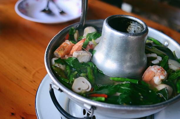 tom yum nam koong tajska zupa - thai cuisine thai culture food orchid zdjęcia i obrazy z banku zdjęć