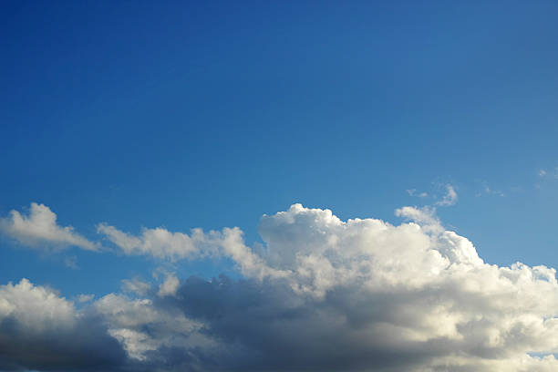 magnifique ciel bleu et nuages vue - hoirzontal photos et images de collection