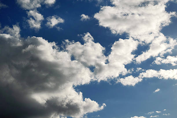 magnifique vue sur le ciel avec nuages et soleil - hoirzontal photos et images de collection