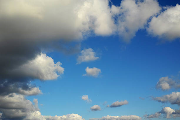 nuages blancs sur un ciel bleu avec soleil - hoirzontal photos et images de collection