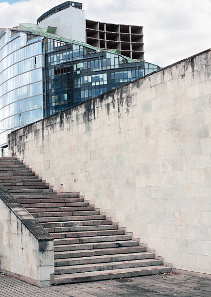 commercial building, de parpaing ou texture de mur de brique avec passerelle - block blue brick building activity photos et images de collection