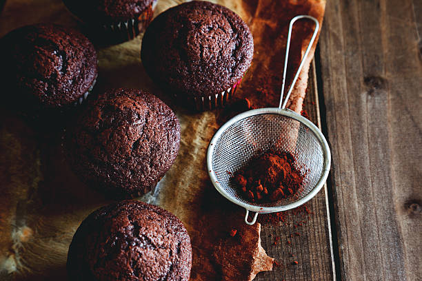 muffin au chocolat sur la table en bois - muffin food rustic table photos et images de collection