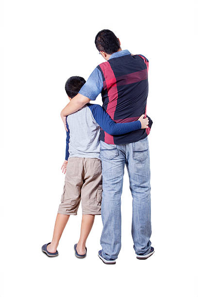 giovane padre e figlio in piedi in studio - rear view family isolated child foto e immagini stock