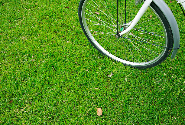 自転車の緑の芝生 - bicycle broken old chain ストックフォトと画像