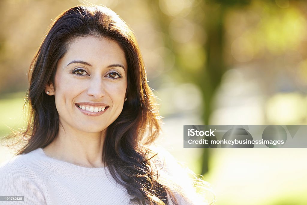 Retrato de um atraente mulher hispânica em campo - Foto de stock de Mulheres royalty-free