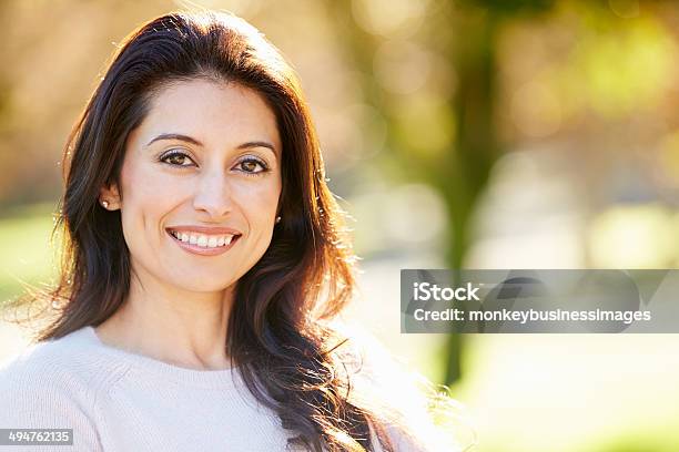 Foto de Retrato De Um Atraente Mulher Hispânica Em Campo e mais fotos de stock de Mulheres - Mulheres, Só Uma Mulher, Exterior