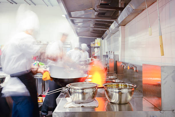 cozinheiros de movimento de uma cozinha de restaurante - repast imagens e fotografias de stock