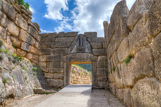 lion puerta, mycenae, grecia - puerta de los leones micenas fotografías e imágenes de stock