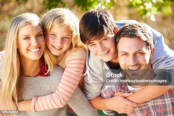 Porträt Hispanische Familie In Der Landschaft Stockfoto und mehr Bilder von Familie - Familie, Herbst, Mutter