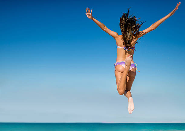 mujer disfrutando el verano - florida mid air miami florida people fotografías e imágenes de stock