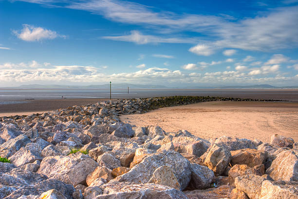 ebbe am strand von morecambe, hdr-bild - morecombe bay stock-fotos und bilder