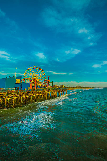 a roda-gigante no pier de santa mônica, califórnia - santa monica beach beach california wave imagens e fotografias de stock