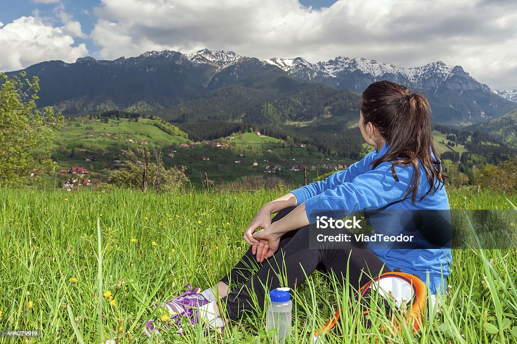 Joven mujer descansando después de caminar - Foto de stock de Actividad libre de derechos