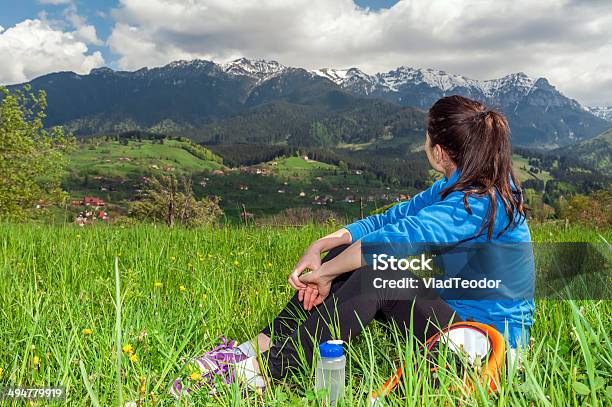 Joven Mujer Descansando Después De Caminar Foto de stock y más banco de imágenes de Actividad - Actividad, Actividades recreativas, Adulto