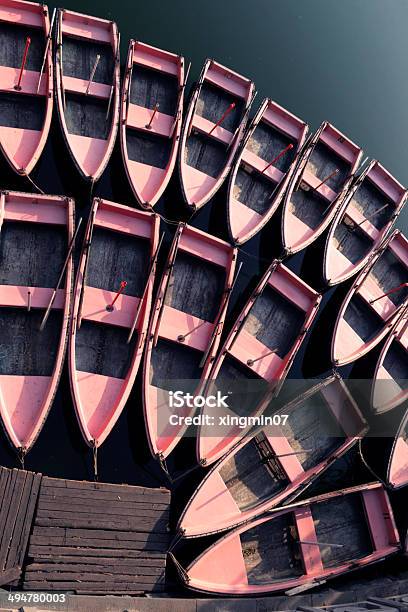 Boote Auf Dem Wasser Treiben Stockfoto und mehr Bilder von Anker werfen - Anker werfen, Anlegestelle, Arrangieren