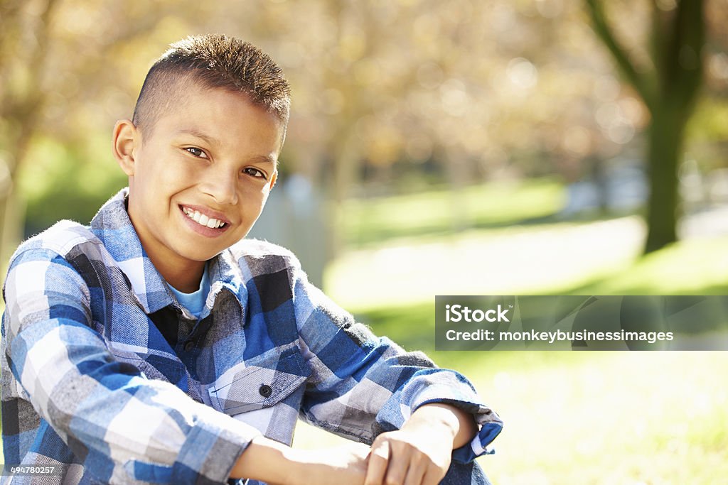 Retrato de niño hispano en campo - Foto de stock de Niños libre de derechos