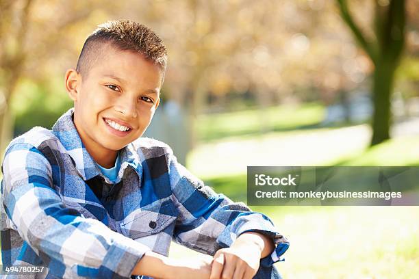 Retrato De Niño Hispano En Campo Foto de stock y más banco de imágenes de Niños - Niños, Etnia Latinoamericana, 12-13 años