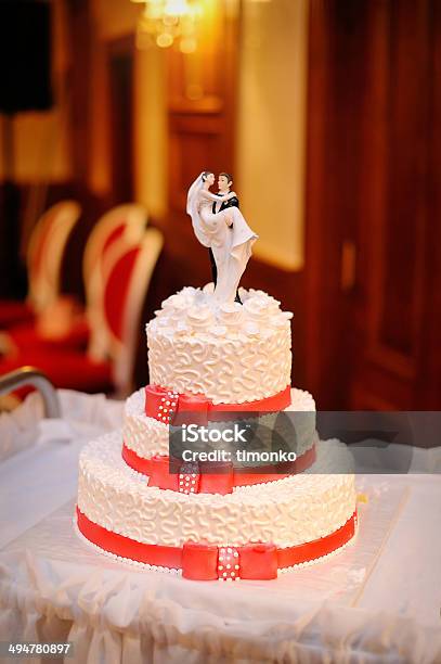 Foto de Três Níveis Bolo De Casamento Branco Com Fita Vermelha De e mais fotos de stock de Bolo