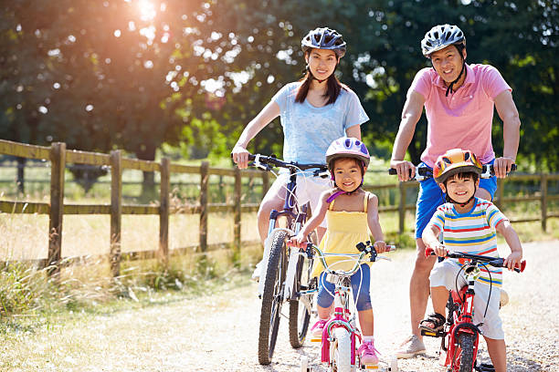 asiático família diversão no espaço rural no ciclo - asian ethnicity child four people couple imagens e fotografias de stock