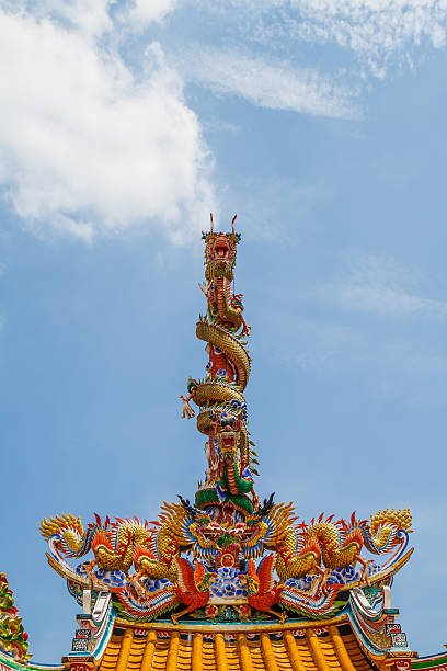 dragons statue deux tours dans le ciel. - thailand animal asia bayonet photos et images de collection