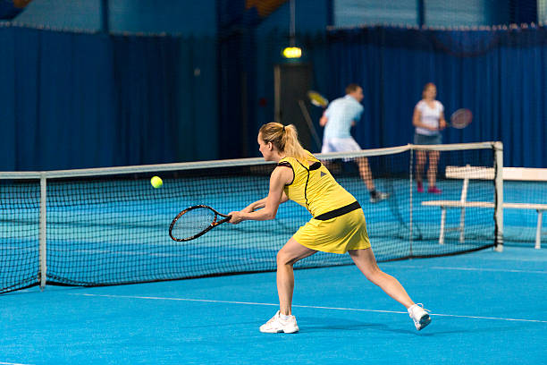 femme de tennis en action - indoor tennis photos et images de collection