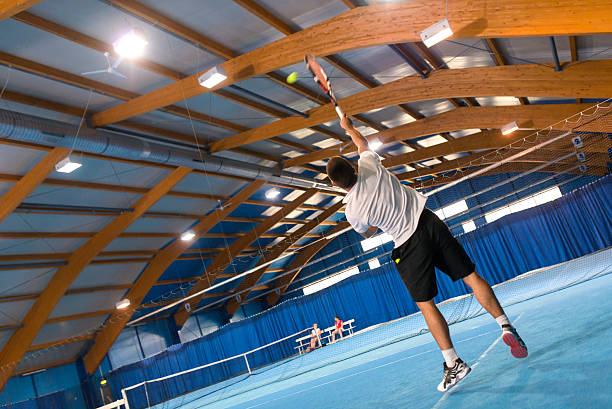 zadaszony kort tenisowy podanie działania - indoor tennis zdjęcia i obrazy z banku zdjęć