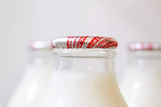 traditionelle dreiblatt, das kühe milch - milkman stock-fotos und bilder