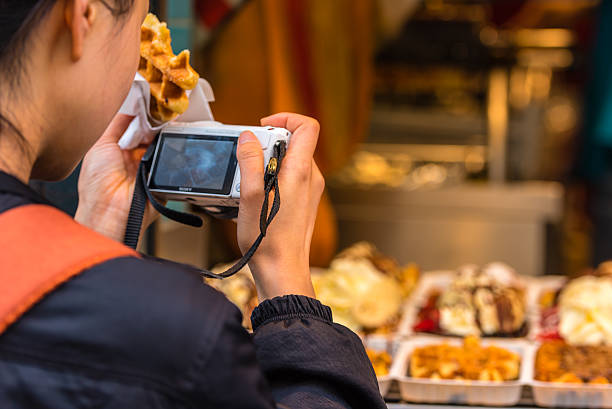 parte traseira do jovem mulher tendo uma foto de waffles - brussels waffle belgian waffle people imagens e fotografias de stock