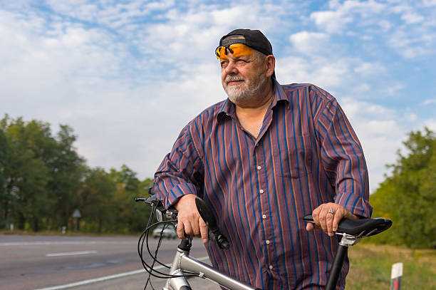 Retrato de homem idoso Prepare- se para andar de bicicleta - fotografia de stock