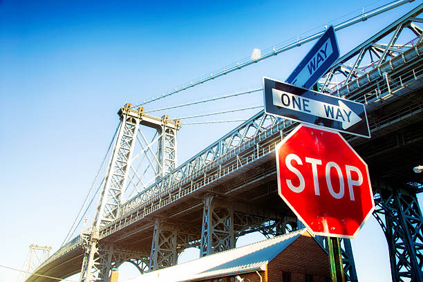 бруклинский мост williamsburg с стоп знак в одну сторону - one way stop stop sign street стоковые фото и изображения