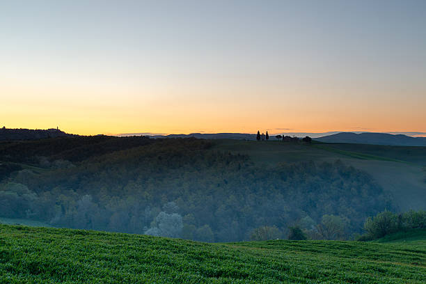 tuscany sonnenaufgang über den hügeln frühling - cypruss stock-fotos und bilder