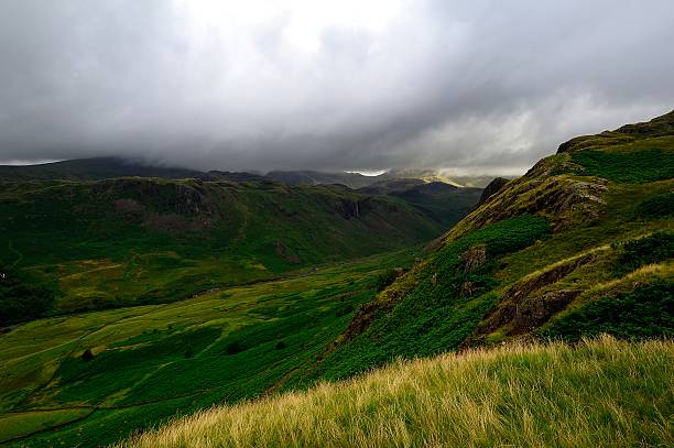 низкий облака над scafell пиков - esk river стоковые фото и изображения