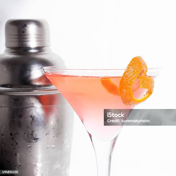 Cóctel Cosmopolitan Foto de stock y más banco de imágenes de Cosmopolitan - Cóctel - Cosmopolitan - Cóctel, Cóctel - Bebida alcohólica, Adorno de frutas