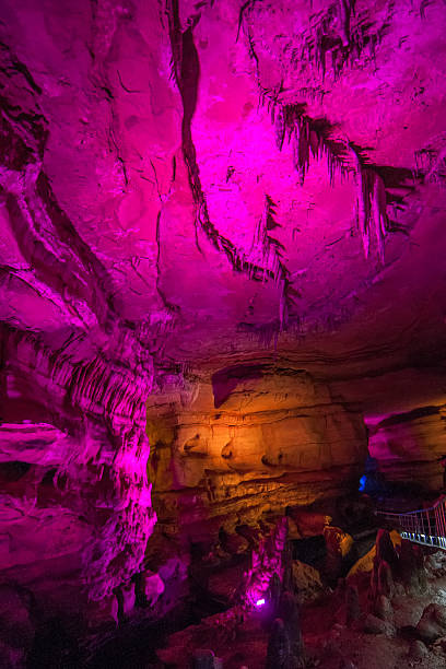 caverna sataplia na geórgia iluminado por cores diferentes - rock of gibraltar - fotografias e filmes do acervo