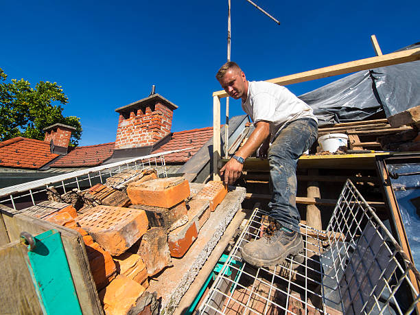 rreplacing deux cheminées en brique sur un vieux toit - restoring scaffolding built structure home improvement photos et images de collection