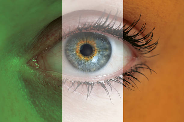 olhar através da irlanda, bandeira conceito de fundo macro - republic of ireland flag human face irish culture - fotografias e filmes do acervo