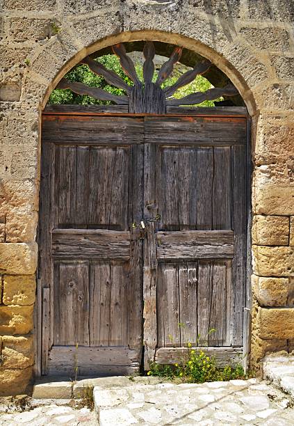 matera, portone antico - front door international landmark local landmark national landmark foto e immagini stock