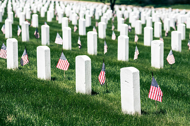 メモリアルデー、アーリントン国立 cementery - arlington national cemetery virginia cemetery american flag ストックフォトと画像
