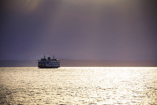 ferry crossing puget sound - seattle ferry puget sound sound fotografías e imágenes de stock