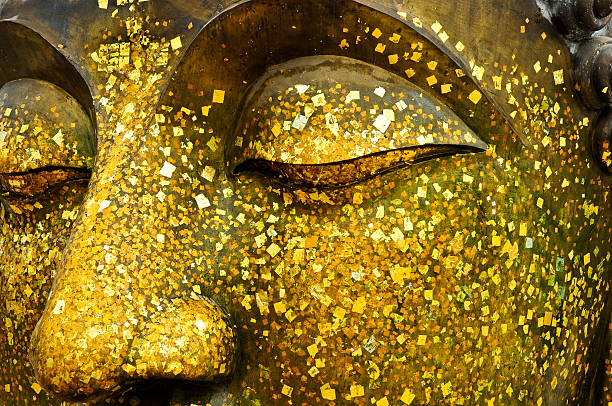 il volto del buddha di bronzo. - buddha thailand spirituality wisdom foto e immagini stock