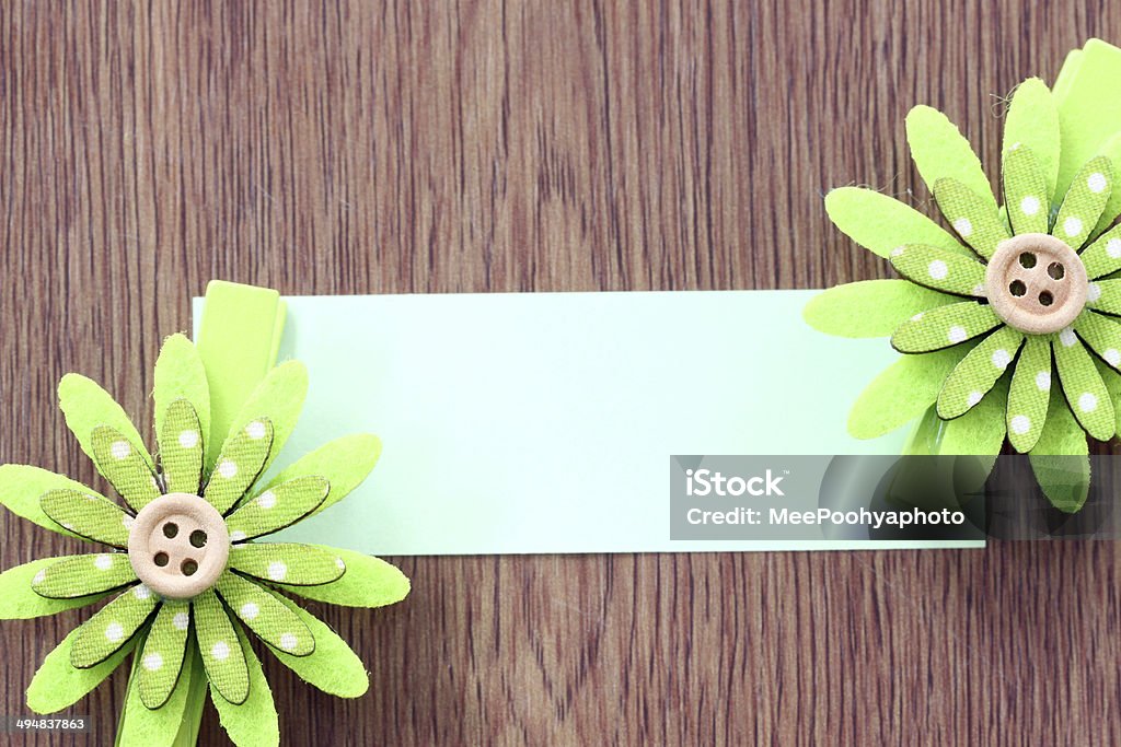 Hairpins de vert motif floral et note en papier. - Photo de Abstrait libre de droits