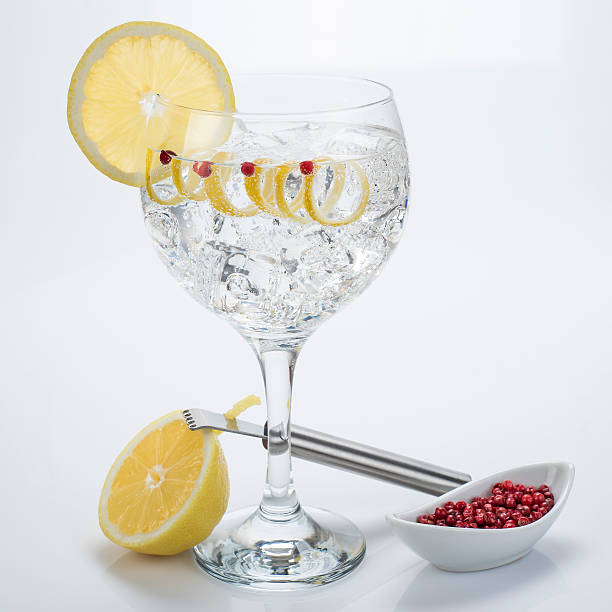 gin e tônica com pimenta rosa e uma raspa de limão-siciliano - ralador de frutas cítricas fotos - fotografias e filmes do acervo