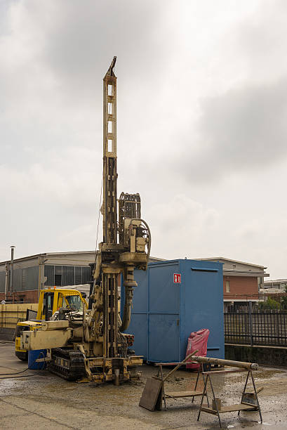 perfuração de petróleo para solo testes ou ambiental pesquisa - mining drill geotechnical borehole - fotografias e filmes do acervo